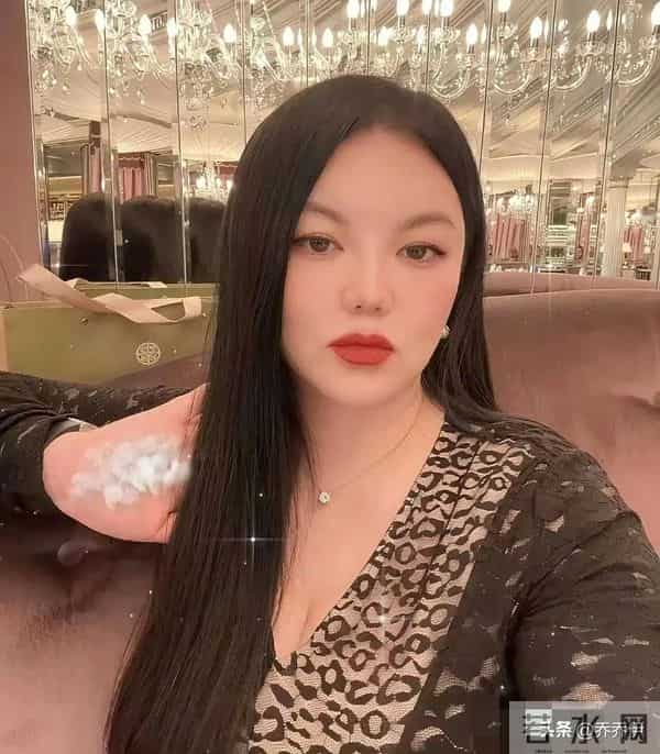 没想到,李湘居然把她手掌纹路打码了!果然有钱人在意的东西好多