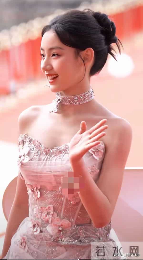 女神刘佳年侧颜真的绝美,耳高于眉,妥妥的美人胚子