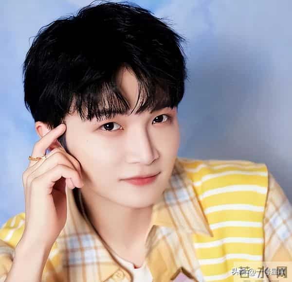 人民日报专访,揭开32岁周深的真实处境,原来那英说的一针见血