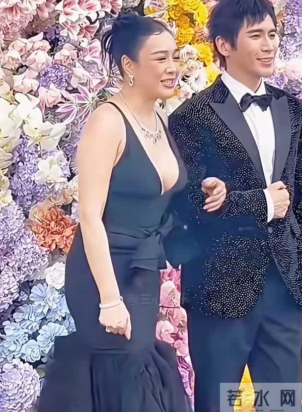 50岁钟丽缇不靠滤镜,靠骨相撑全场。黑裙一穿,不是性感,是底气