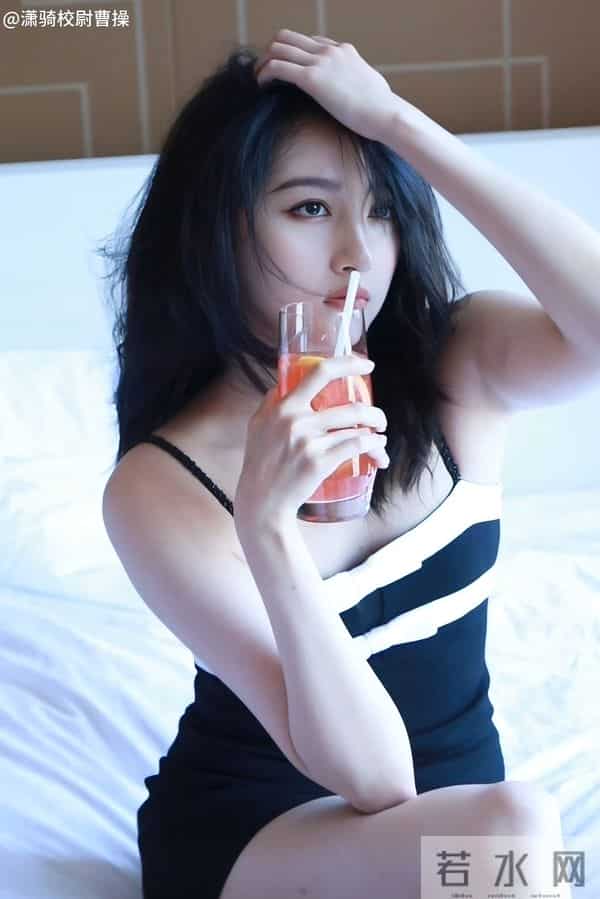 关晓彤越来越有女人味了 床头照秀身材 比基尼火辣