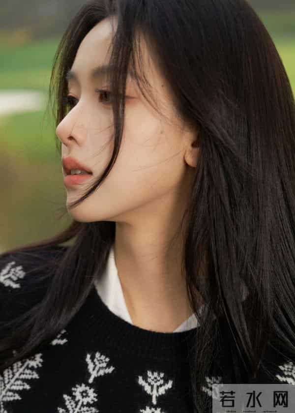 女星陈都灵与秋风约会:谱写梦幻篇章!