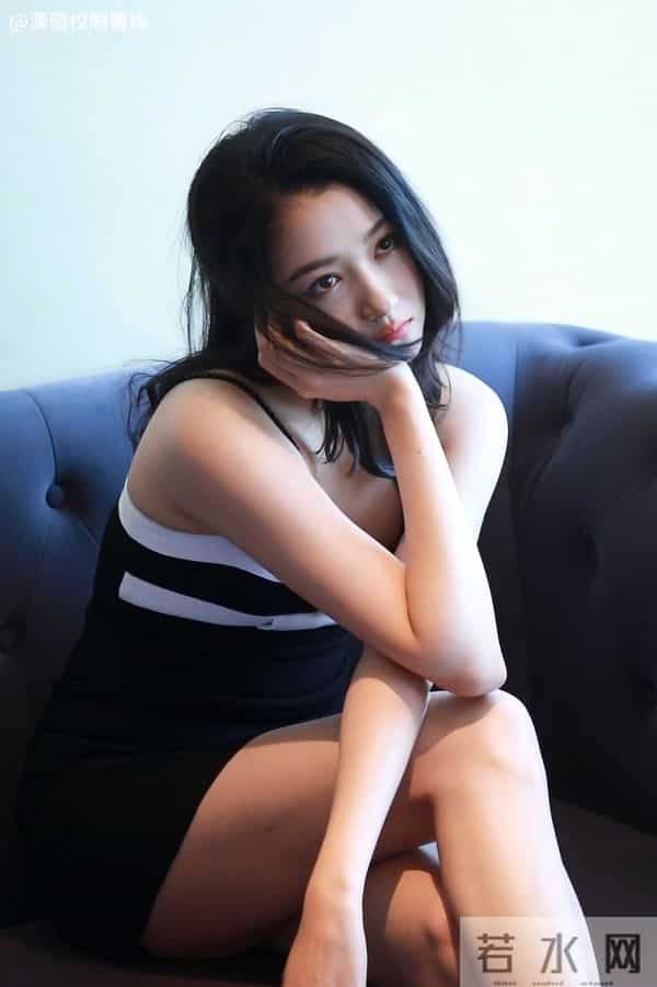 关晓彤越来越有女人味了 床头照秀身材 比基尼火辣