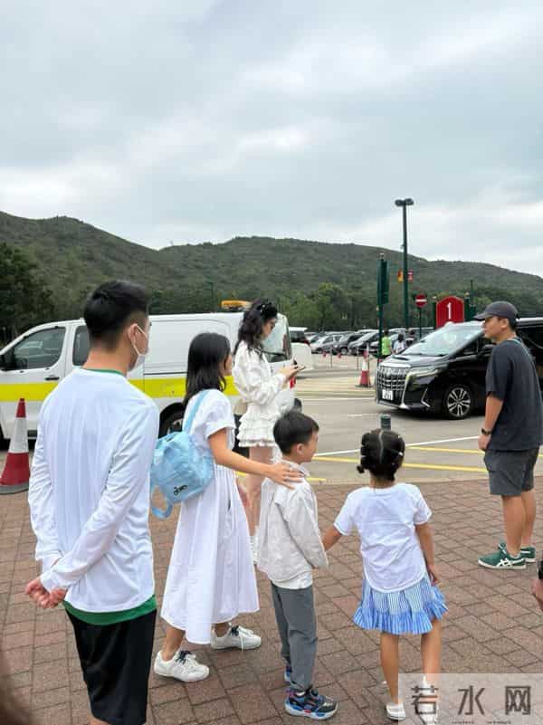 奚梦瑶给女儿庆生,兄妹俩露正脸长很像,4岁Romee背香奈儿好时髦