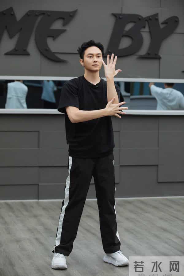 王家卫受害者越扒越有,张智霖被困10年不欢而散,临走还被爆粗口