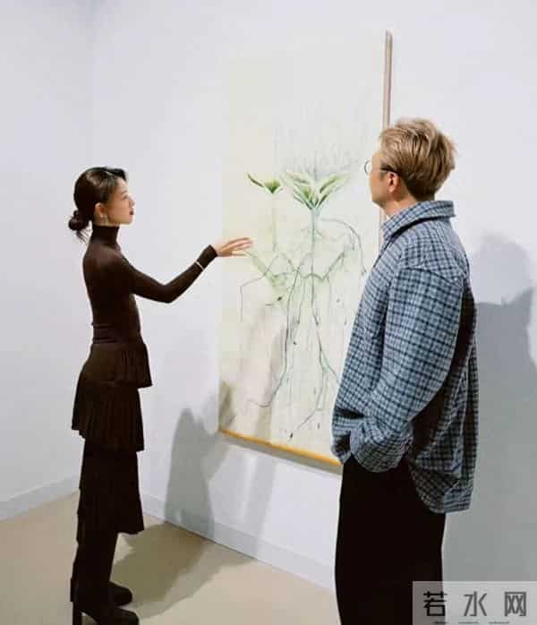 杜海涛与章泽天一起看展,奶茶妹妹发髻低挽,腰肢纤细,太美了!