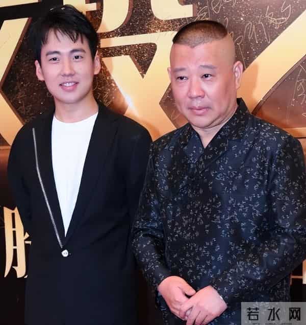 郭德纲带妻儿澳洲度假，大庄园挽手合照，郭汾阳扎耳洞手机不离手