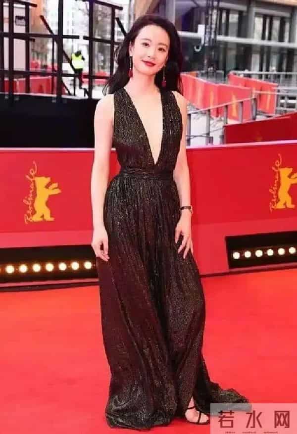 32岁李梦红毯造型屡破尺度,为何从不穿内衣真空秀背深V博出位吗