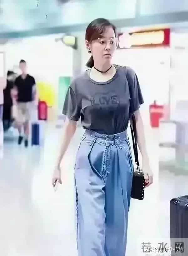 张靓颖素颜亮相机场被偶遇，网友-和普通人差不多 舞台上妆化太狠