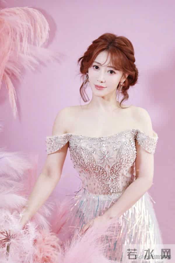 陈紫函仙子美人，姐又穿抹胸纱裙了，真优雅。