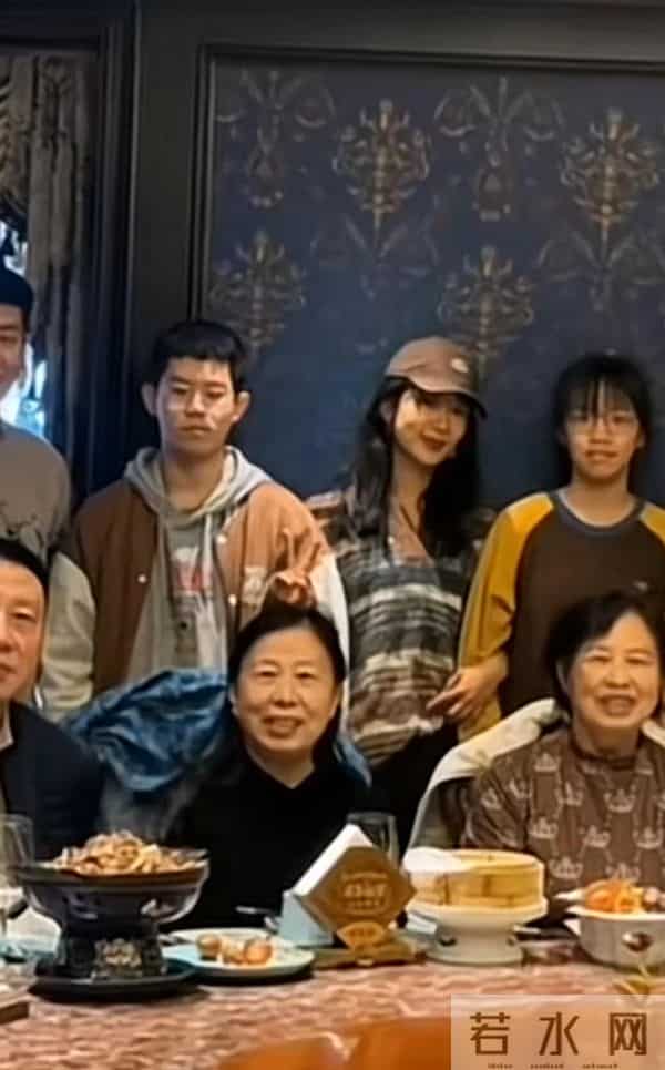 杨紫家庭聚会好温馨,32岁她素颜似少女,父母颜值高状态超年轻