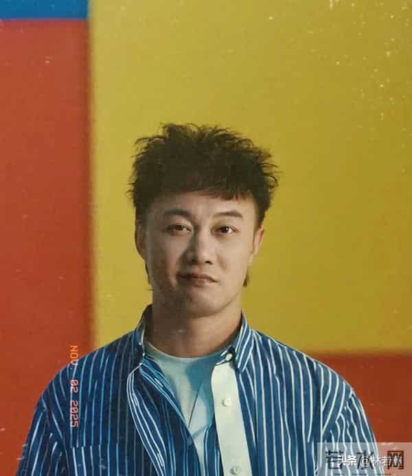 陈奕迅徐濠萦现身香港街头被偶遇,51岁陈奕迅换了发型,帅翻了!