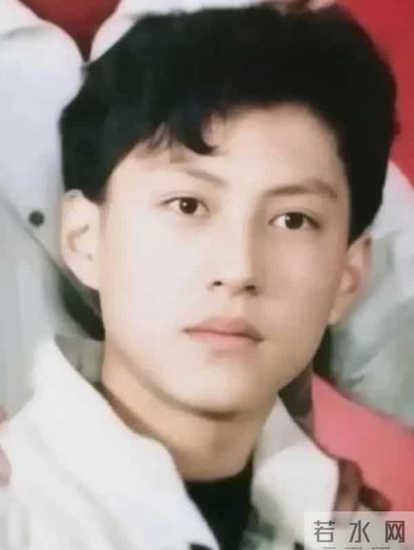 人民日报对靳东的称呼变了，两字之差释放强烈信号，陈道明没说错