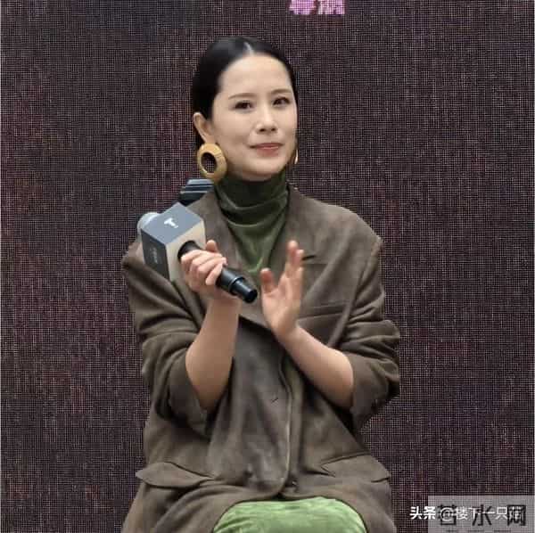 47岁海清烫头出席活动 身姿挺拔 笑容有亲和力 发型老气 没有直发好看