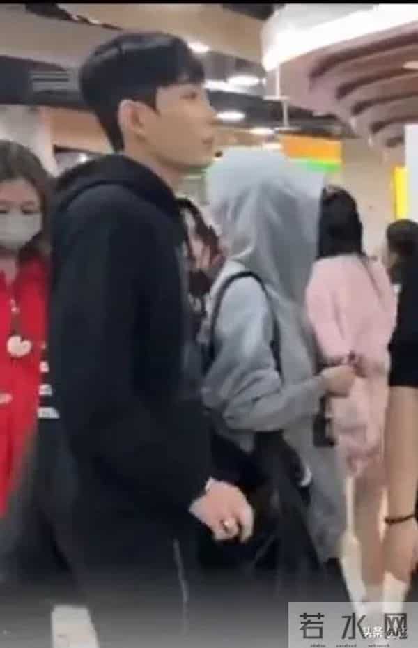 小S去看韩星权志龙演唱会，男助理搂着她肩膀一直保护，举止亲密