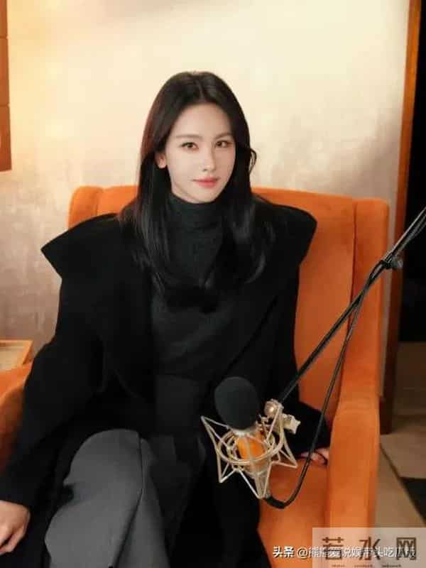 陈都灵换风格后气质大变！黑色大衣+半身裙+长筒靴，简约又高级！