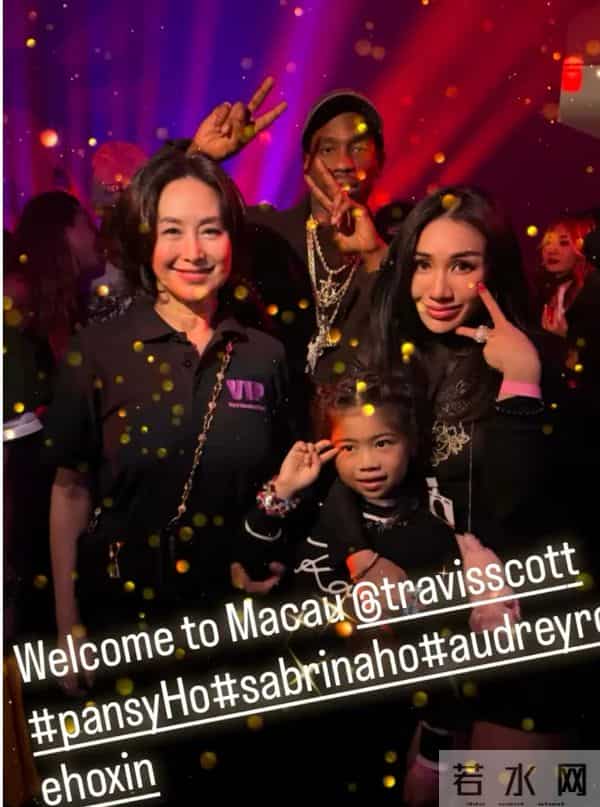 何超琼戴大钻石耳饰很华丽,她的头发白了,她和何超盈女儿合影