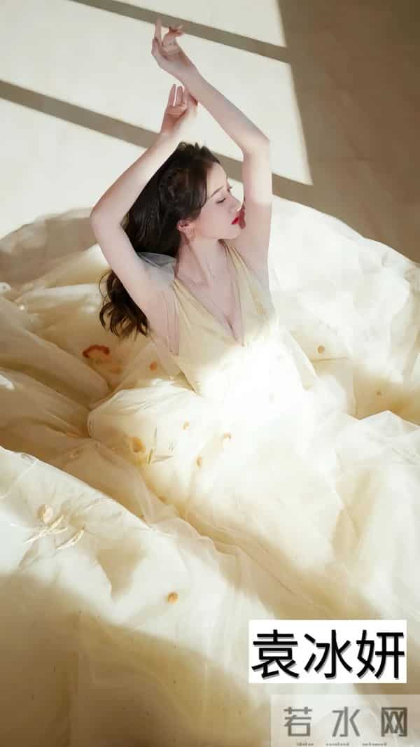 深V才是必杀技!姐姐一弯腰,全场心跳都漏拍