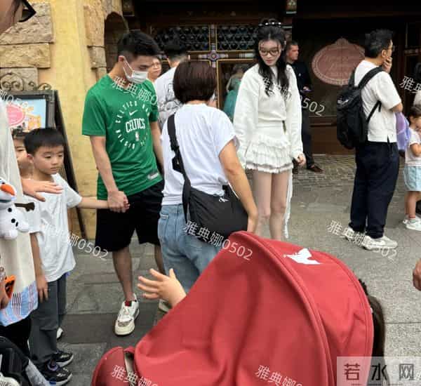 香港迪士尼偶遇何猷君夫妇，6岁的儿子跟奚梦瑶刚出道时长得超像
