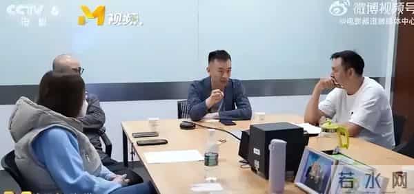 前最帅央视主持人复出,56岁已满头白发,回应身价百亿总裁传闻