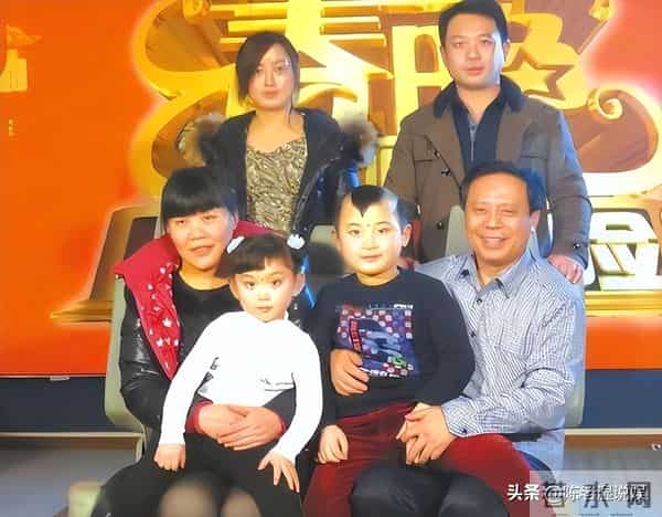 6岁上春晚年入百万,被父母“吸干血”的邓鸣贺,去世前年仅八岁