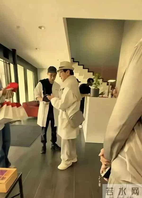 71岁成龙在瑞士,与儿子结伴同行,房祖名瘦脱了相,与爸爸一般高