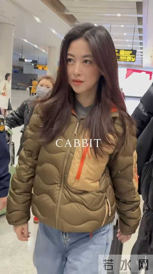 朱珠现身机场被偶遇 身穿吐司羽绒服搭牛仔裤 真是人美穿啥都好看