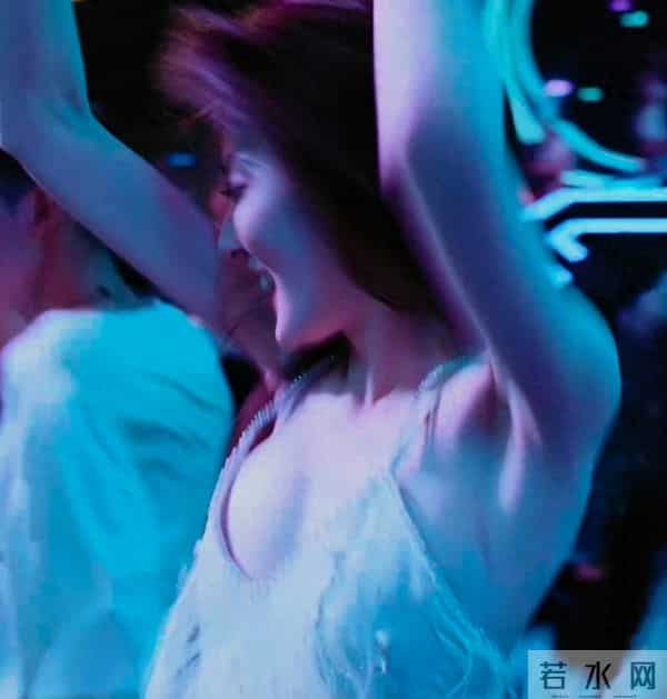 真看不出来 徐璐挺放的开的 蹦迪嗨玩 肚兜美背撩人