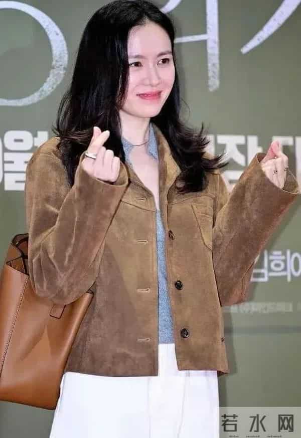 孙艺珍身穿卡其色外套搭配白色阔腿裤,简约大方尽显好气质