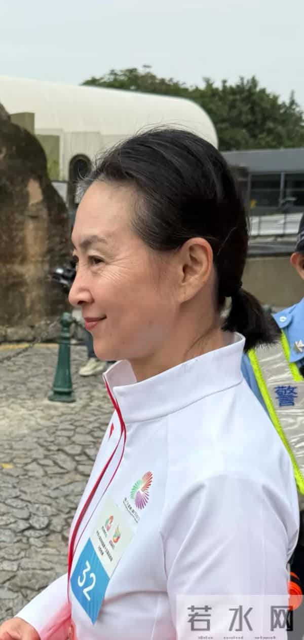 何超琼戴大钻石耳饰很华丽,她的头发白了,她和何超盈女儿合影