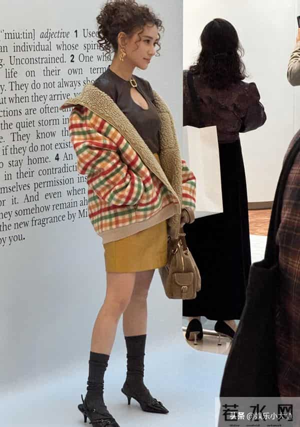 何超莲参加上海miumiu活动,穿格子外套配超短裙,羊毛卷发型好美