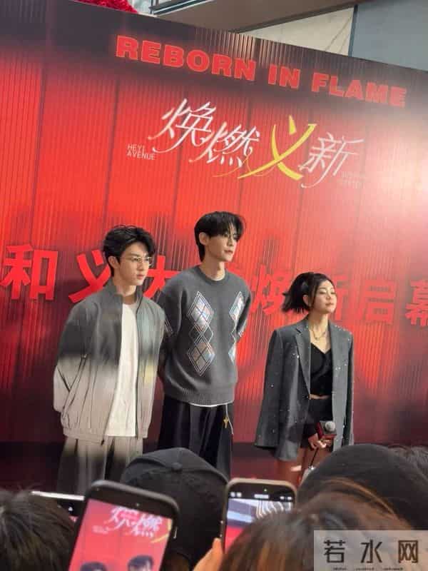 42岁陈妍希亮相活动,亮片西装配超短裤又美又飒,看着像二十出头