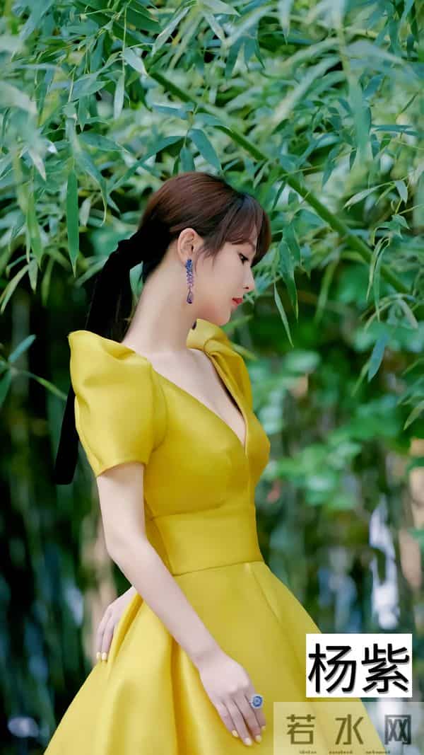 深V才是必杀技!姐姐一弯腰,全场心跳都漏拍