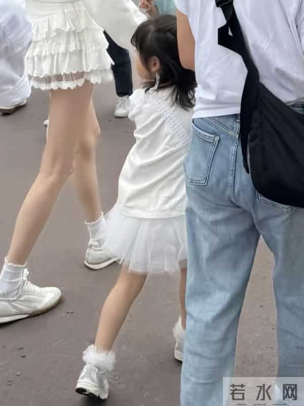 奚梦瑶和女儿现身迪士尼,女儿遗传大长腿基因,网友神评论
