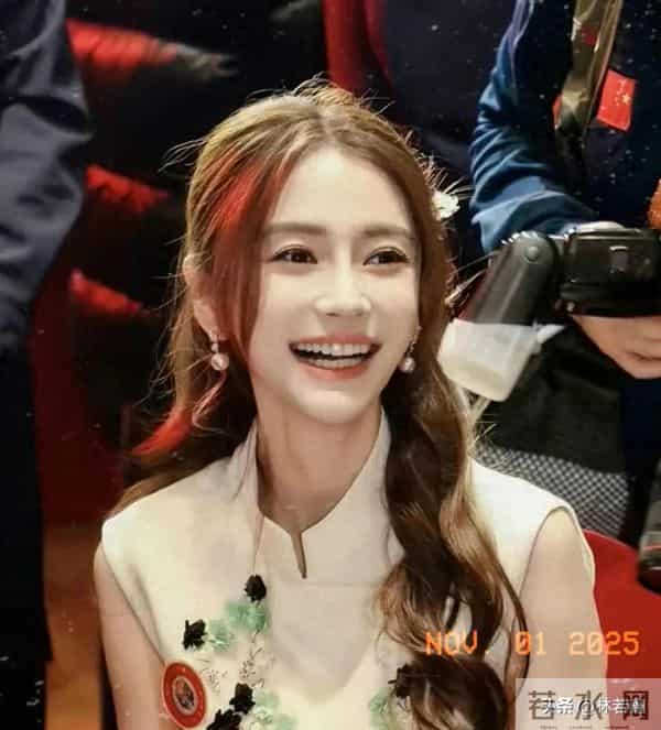 Angelababy和闺蜜现身上海街头被偶遇，baby打扮时髦，少女感十足