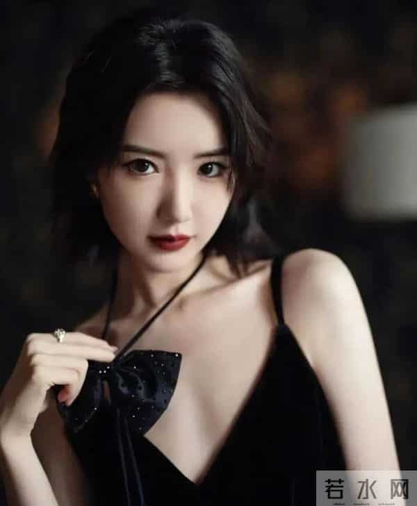 谁看了不心动!37岁毛晓彤吊带深V造型把性感与飒爽焊在身上!