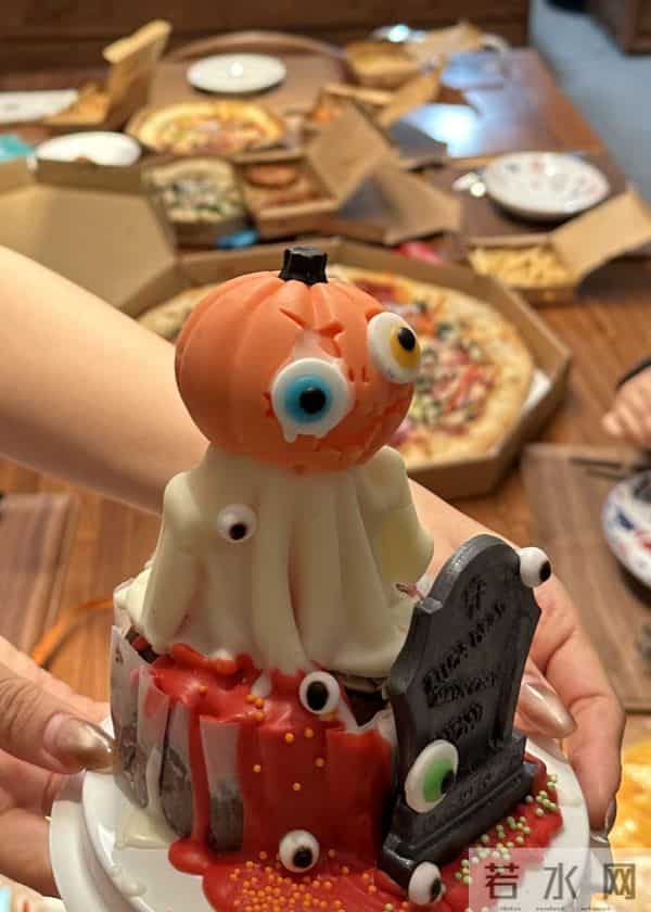 夏露更新动态,晒和儿子万圣节cos照,美貌真的很吸睛马龙太幸福