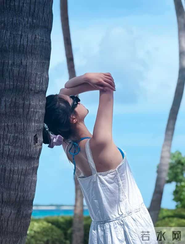 关晓彤越来越有女人味了 床头照秀身材 比基尼火辣