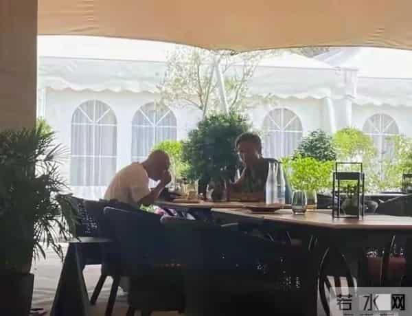 许志安 张卫健在香港浅水湾喝下午茶,他侧脸显老,张卫健光头显眼