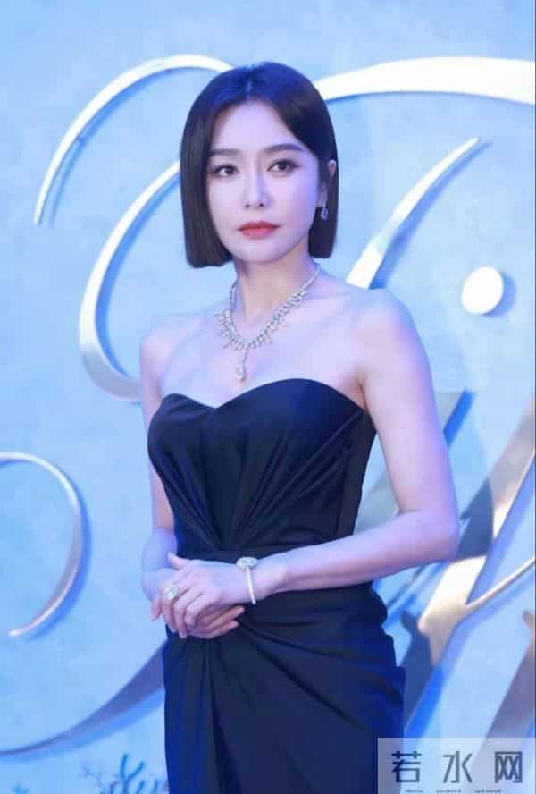 秦岚风采依旧,身材样貌管理的真好,性感黑裙穿搭