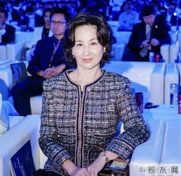 何超琼澳门火炬传递 扎马尾穿运动服优雅 挥手亲和力 真人温柔有气质