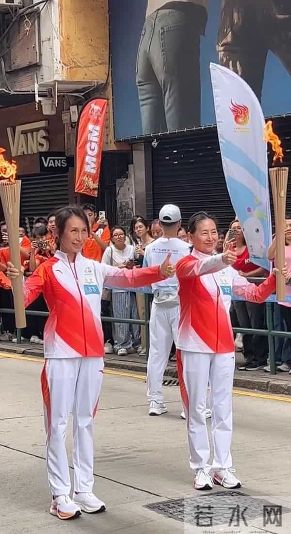 何超琼戴大钻石耳饰很华丽,她的头发白了,她和何超盈女儿合影