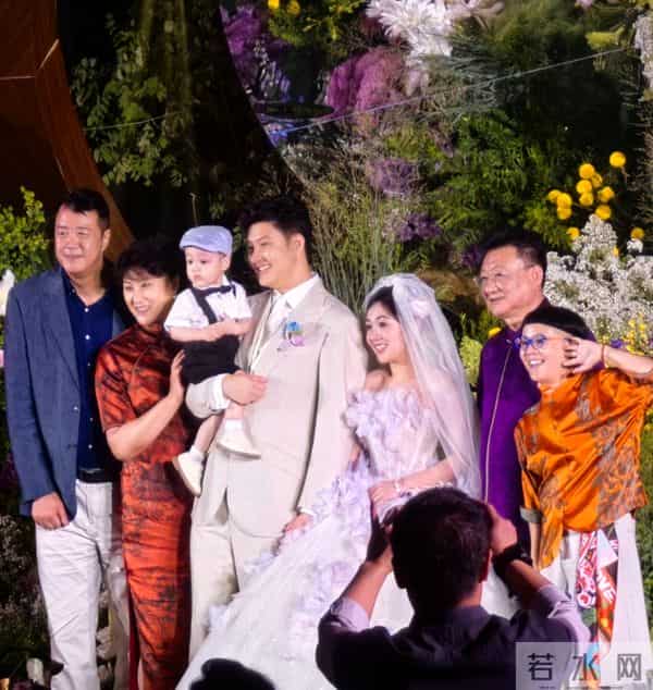 王宁女儿晒家庭日常,教儿子直呼金龟子大名,祖孙三代像两代人