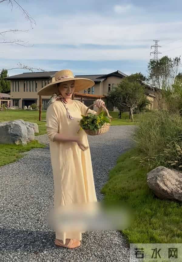 55岁林依轮为大儿子庆生,家中温馨典雅,林依轮和哥哥姐姐很像!