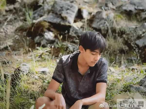 偶遇刘烨儿子陪妹妹霓娜骑马,15岁诺一打扮潦草粗糙,差点认不出