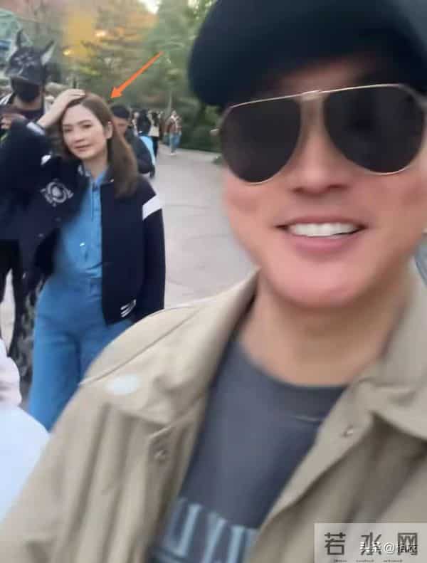 张丹峰一家四口游玩,洪欣藏张丹峰背后甜笑!儿女齐出镜好幸福