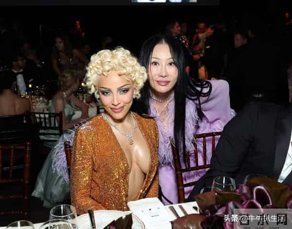 “豆荚猫”Doja Cat深V造型绝了!性感吸睛这身材太顶