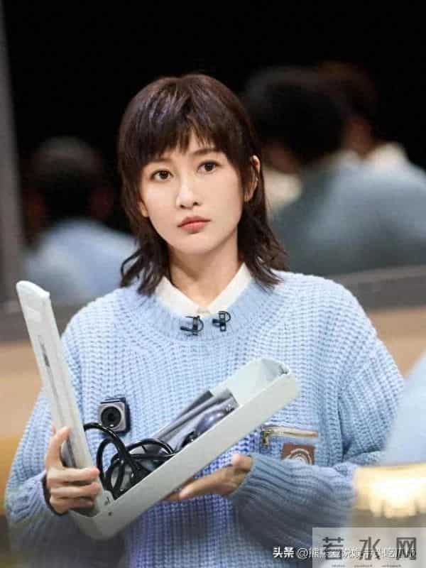 42岁王鸥剪短后像换了个人!穿蓝毛衣+格子裤时髦减龄 差点认不出