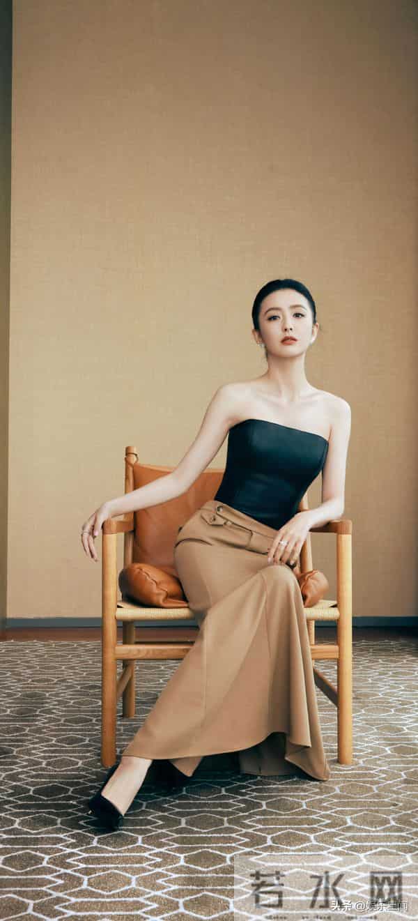 佟丽娅红毯现场,美得让人移不开眼。这对视一笑好甜美的笑容。