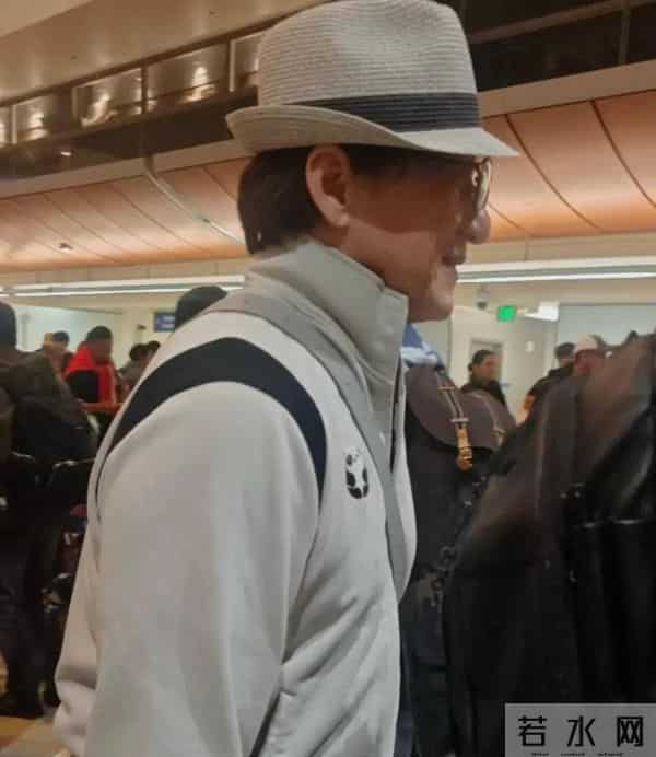 成龙主动招呼刘亦菲来合影,她穿紧身瑜伽裤三角区不明显,她很瘦